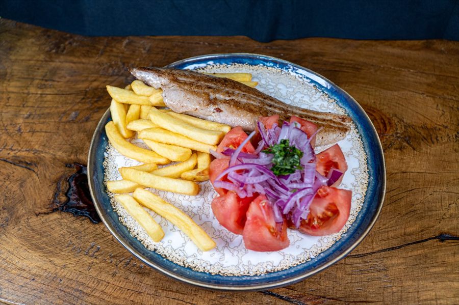Reineta frita con papas y ensalada