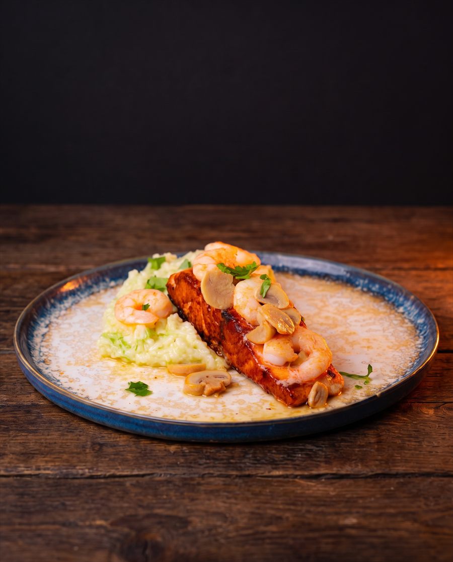 Salmón con camarón y champiñones sobre arroz cremoso al cebollín